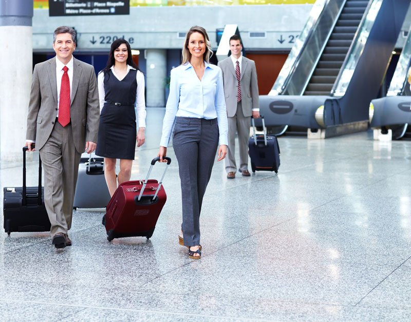 Voyageurs d’affaires dans le terminal de l’aéroport de Marrakech